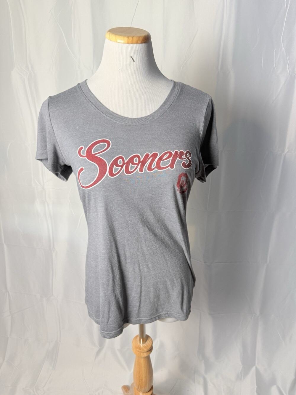 608-Captivating Apparel Women's Gray Graphic Print Round Neck Short Sleeve Tee M